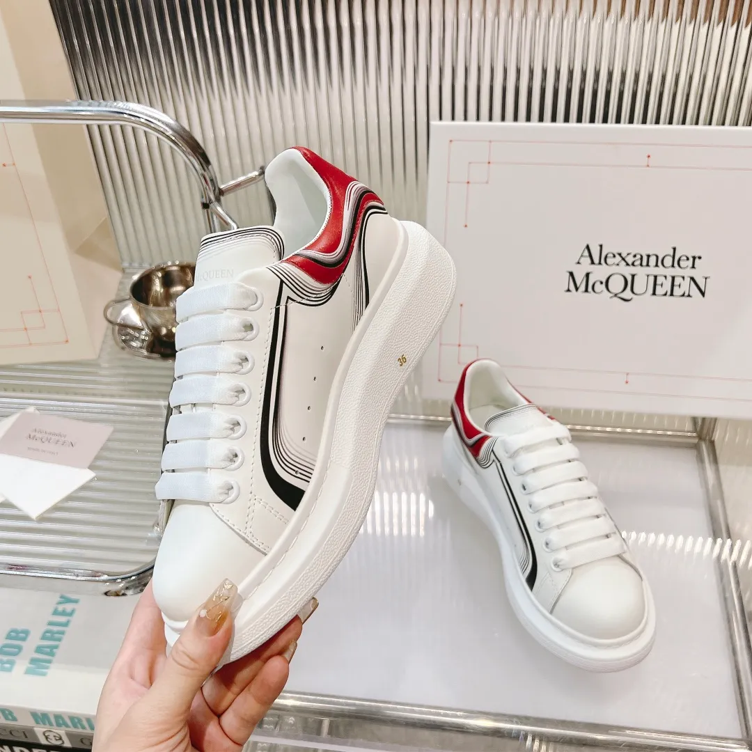 👟👟Ex-factory price 440👟👟 Men's size +10 (high version + 60 men's size plus 10) The latest addition to the counter is the top high-end version of Alexander McQueen·Alexander McQueen 2023 new wide sports shoes, white shoes and casual shoes👟New colors! The rear tail is really unique and pretty, I love it at first sight! 😍Top version! 👍🏻I won’t introduce too much about the style of this shoe. It will never go out of style year after year in spring, summer, autumn and winter. It is a super versatile style and has always been in hot demand. 🔸Upper: original custom-made latest silk cowhide 🔸Inner lining: cowhide foot pads + top-grade highly breathable mesh ��Outsole: the latest original open mold one-to-one precision mold PU vacuum outsole 🔸Female model 34-41 (customized at 34.40.41) 🔸Men's model 38-45 (customized at 38 45)